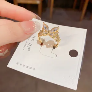Detalle del anillo mariposa dorado con circonitas marquise y chapado en oro auténtico