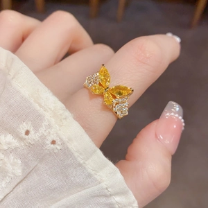 Anillo de mariposa brillante con cristales amarillos y diamantes en banda dorada