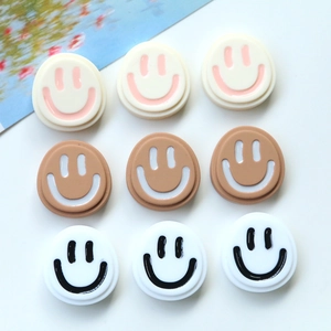 Vue à plat de breloques souriantes en résine colorées pour accessoires DIY