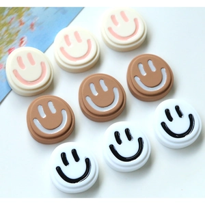 Détail de breloques smiley en résine colorée pour bijoux et accessoires DIY