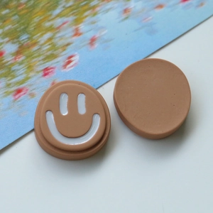 Gros plan de charms en résine smiley marron clair pour bijoux DIY et accessoires de chaussures