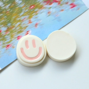 Détail de breloques smiley en résine crème et rose pour coques de téléphone et clips