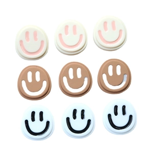 Lot de neuf breloques souriantes en résine blanc, kaki et crème pour création de bijoux DIY