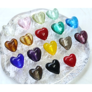 Perline di vetro traslucido a forma di cuore in vari colori per gioielli fai-da-te