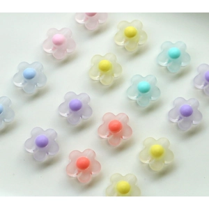 Makroaufnahme bunter matter Acryl-Pflaumenblüten für DIY-Handyhüllen und Haarklammern