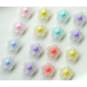 Flachbild von bunten, matten Acryl-Pflaumenblüten für DIY-Schmuck und Bastelarbeiten