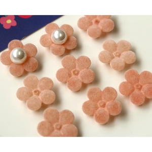 Detail van roze geflokte bloembladen met parel voor DIY haaraccessoires en handgemaakte sieraden