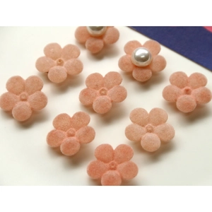 Macro-opname van roze gevlockte bloembedeltjes met parels voor DIY-sieraden maken