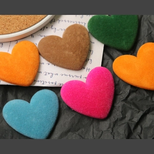 Ciondoli a cuore in acrilico floccato colorato per gioielli e accessori per capelli