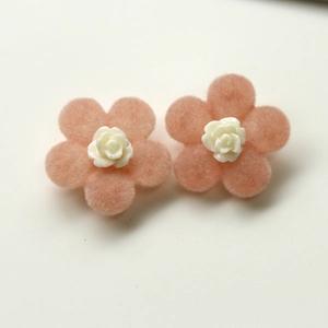 Roze geflokte bloembladen met witte harsroos voor het maken van DIY-sieraden