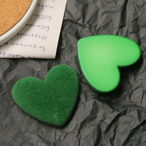 Vista dettagliata di accessori fai-da-te a forma di cuore verdi floccati e opachi su carta
