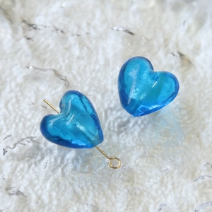 Macro di due perline a cuore blu con perno dorato per la creazione di gioielli fai-da-te