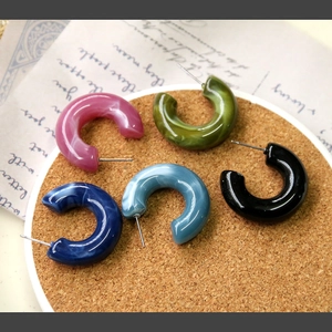 C-shaped S925 resin hoop earrings with marble ink pattern in five colors on cork tray