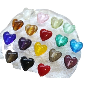Perline di vetro a forma di cuore traslucido per gioielli fai-da-te in vari colori