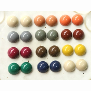 Dettaglio di perle semitonde in resina colorata per gioielli fai-da-te e cover cellulari