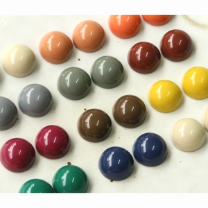Dettaglio di perline tonde in resina colorata per gioielli fai-da-te in tonalità vivaci