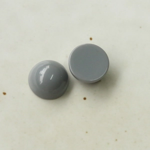 Dettaglio di cabochon in resina grigia semitondi con finitura lucida per creazioni fai-da-te