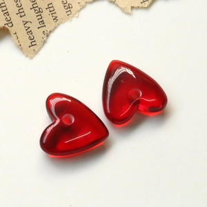 Vue macro de perles en résine rouge en forme de cœur pour bijoux faits main