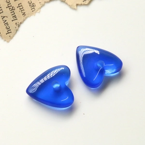 Détail des perles en résine en forme de cœur bleu Klein pour bijoux DIY et artisanat