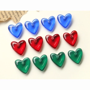 Boutons cœur en résine translucide en bleu, rouge et vert avec finition brillante