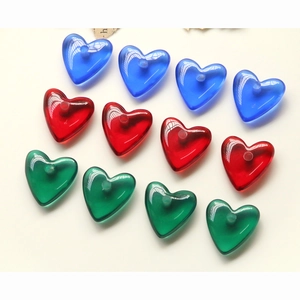Boutons de cœur en résine bleu Klein et rouge pour accessoires DIY et bijoux