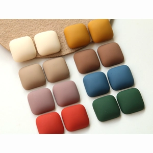 Dettaglio macro di accessori quadrati colorati in resina opaca per gioielli e artigianato