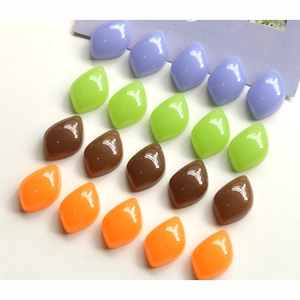 Primer plano de dijes de resina irregulares de colores para joyas DIY y fundas móviles