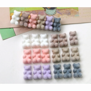 Dettaglio di ciondoli a forma di orsetto floccato in colori pastello per gioielli fai da te