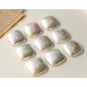 Dix patchs carrés en résine nacrée irisée avec texture craquelée pour loisirs créatifs