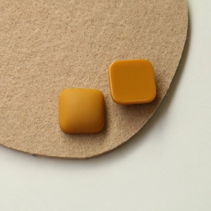 Dettaglio di toppe quadrate in resina giallo zenzero con finitura opaca per gioielli DIY