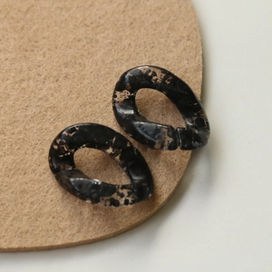Detailed view of tortoiseshell resin acrylic chain links on a round felt mat for DIY crafts