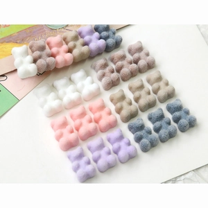 Dettaglio di ciondoli a forma di orsetto floccato colorato per gioielli e accessori DIY