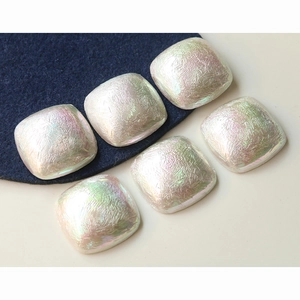 Détail macro de cabochons en résine carrés irisés à texture plissée pour bijoux DIY
