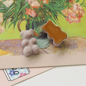 Dettaglio macro di orsetti floccati in resina e peluche per creazione gioielli fai-da-te