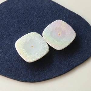 Charm's carrés en résine irisée à texture froissée pour la création de bijoux DIY
