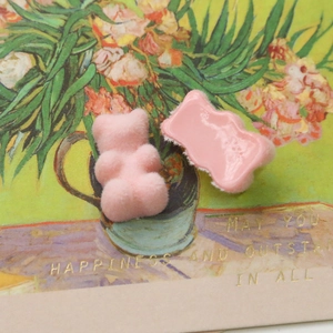 Vista dettagliata degli accessori orsetto rosa floccati con morbida trama peluche