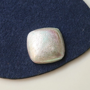 Vue détaillée d'une perle carrée en résine irisée pour la création de bijoux DIY