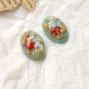 Vue détaillée de cabochons ovales en résine avec fleurs séchées et feuilles d'or DIY
