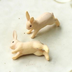 Gros plan de mignonnes figurines de lapins en résine pour le bricolage et la décoration DIY