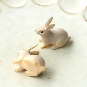 Vue macro de figurines de lapins miniatures en résine avec textures de fourrure réalistes