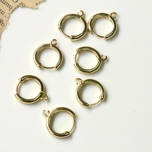 Détails macro d'apprêts créoles en plaqué or brillant avec boucles pour bijoux DIY