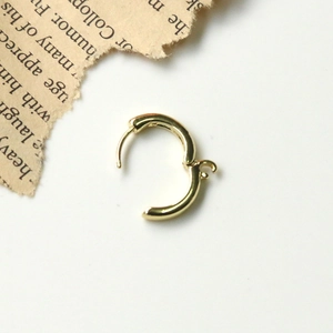 Détail de boucles d'oreilles huggie dorées avec petit anneau pour création DIY