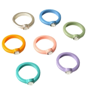 Set di 7 anelli colorati in acrilico con strass brillanti in tonalità vivaci