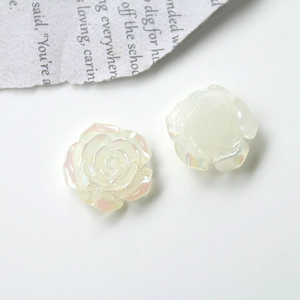 Dettaglio di rose in resina perlata iridescente per gioielli fai da te e hobby