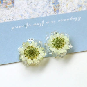 Handmade transparent resin flower charms with green dried daisies for DIY jewelry making