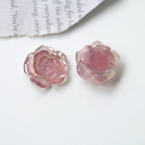 Dettaglio macro di ciondoli a rosa in resina cangiante con retro piatto per gioielli DIY