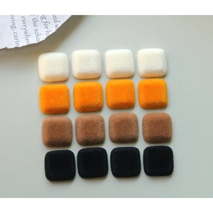 Détail de boutons carrés en résine de velours blanc, orange, brun et noir pour bricolage