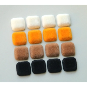 Vue à plat de 16 boutons carrés floqués de couleurs mixtes pour le bricolage créatif