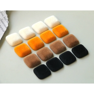 Gros plan de boutons carrés floqués DIY en coloris crème, orange, marron et noir