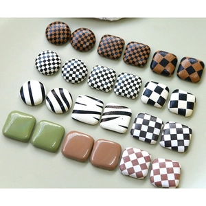 Boutons géométriques ronds et carrés en résine avec motifs à damier et imprimés animaliers